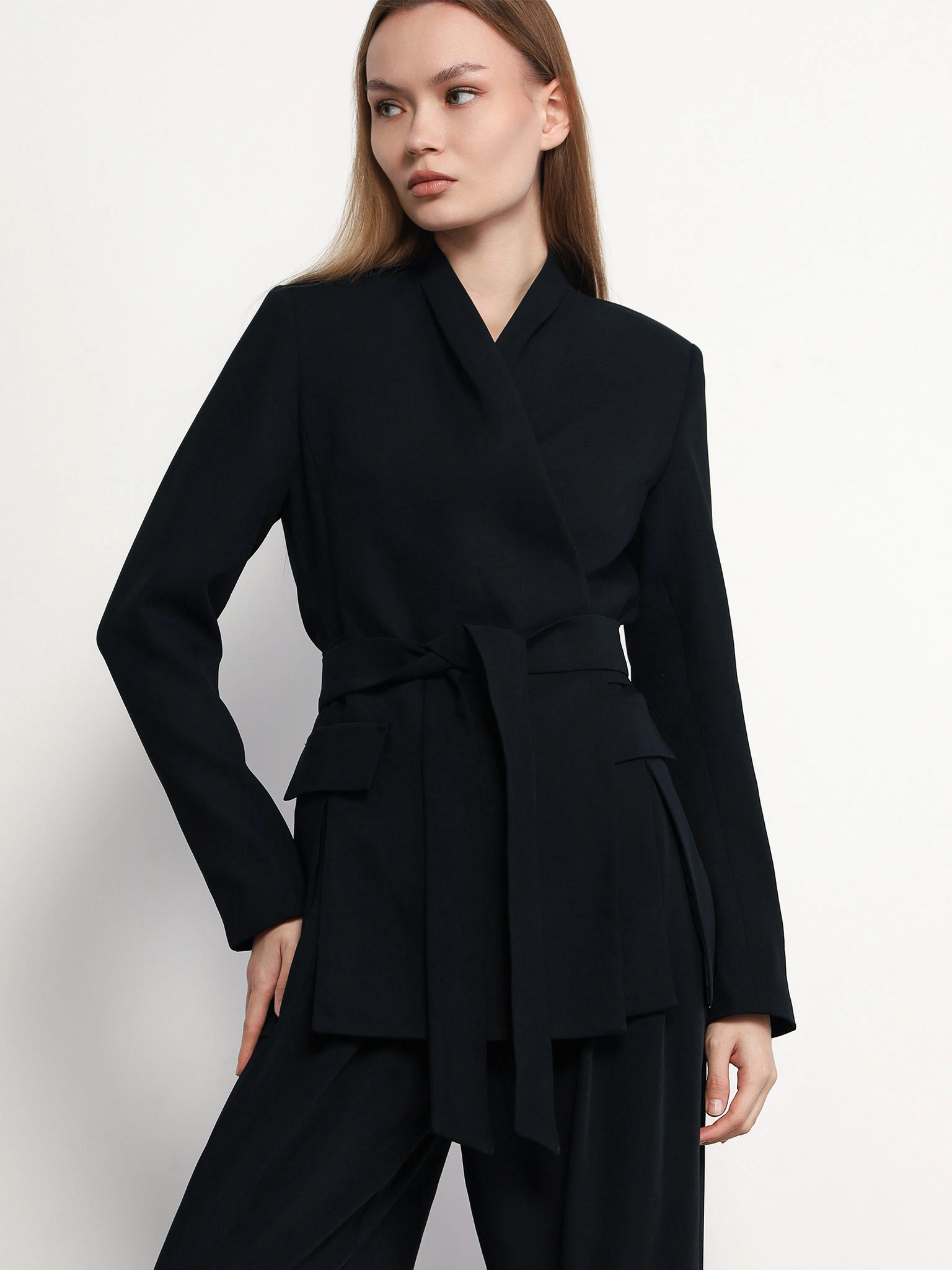 Жакет черного цвета прямого кроя с имитацией карманов